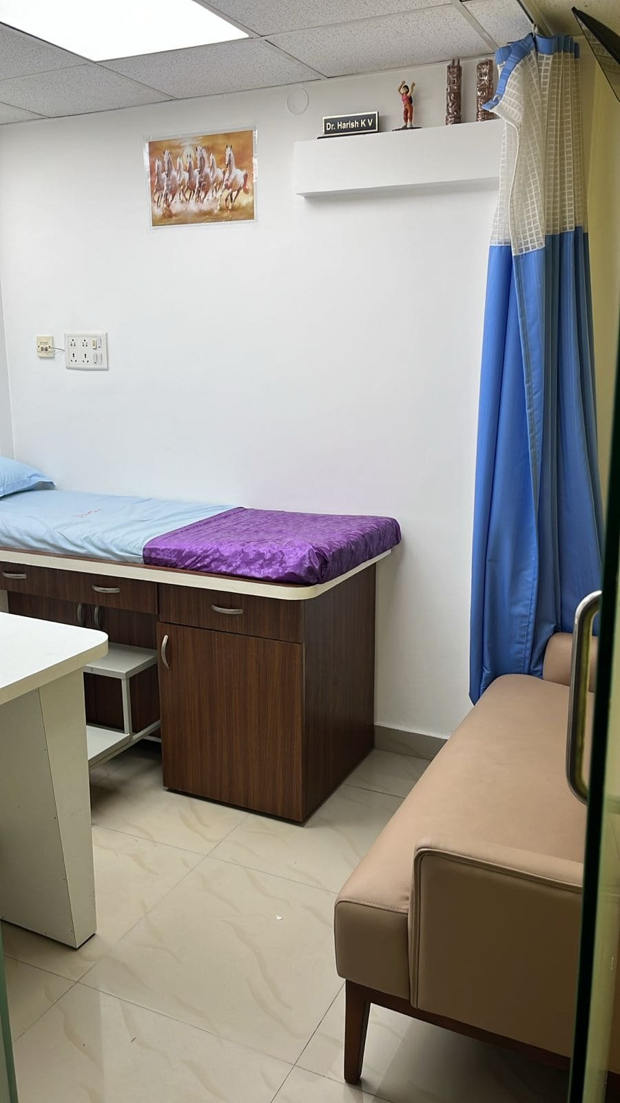Patient room at Hansaa Clinic